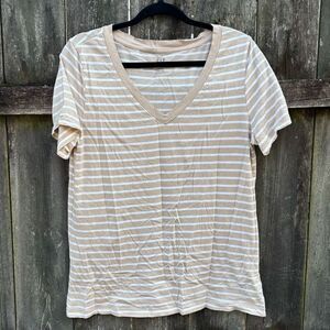 Gap tan striped v-neck T-shirt Medium Tall‎